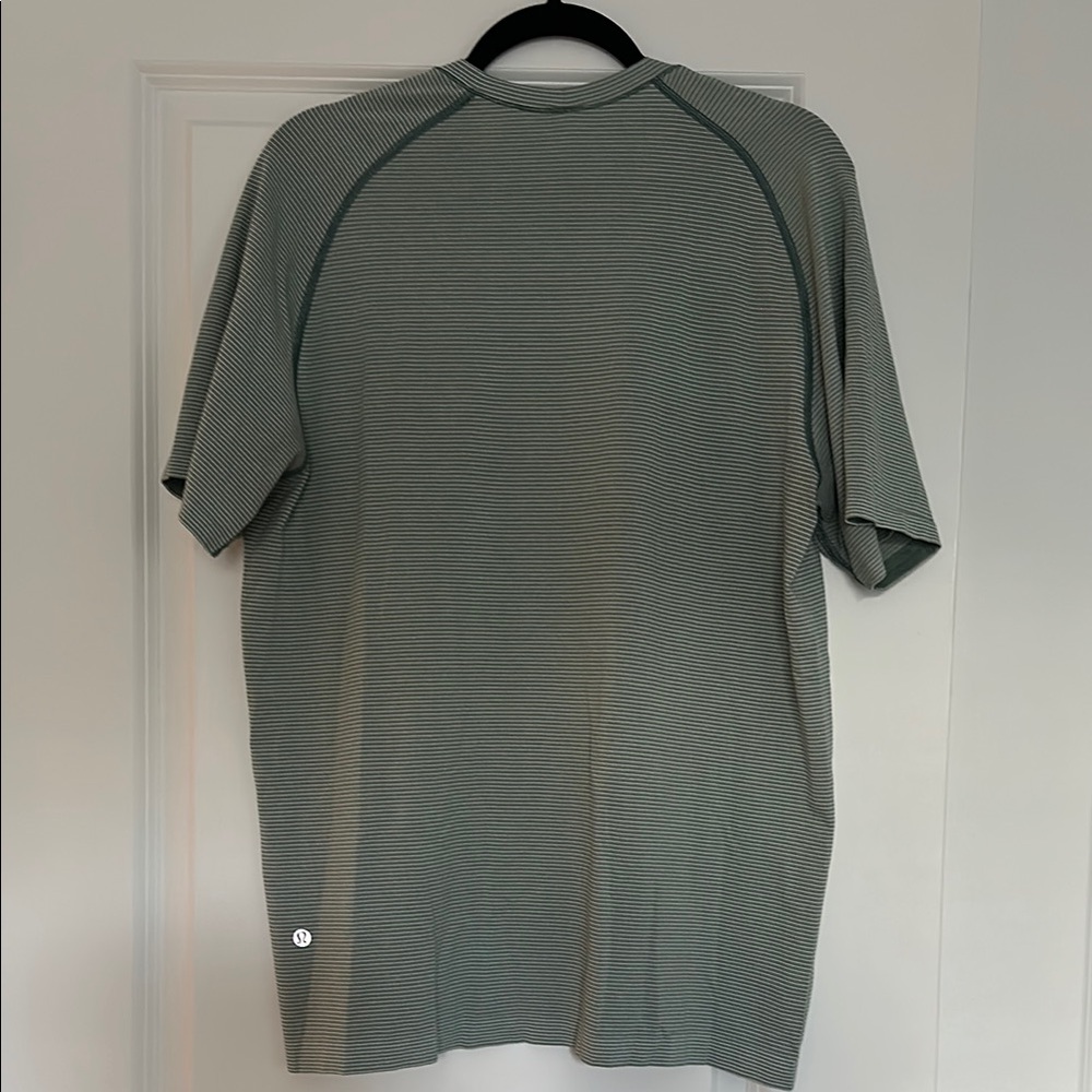 Men's Lululemon Metal Vent Tech Short Sleeve Shirt - Picture 2 of 3